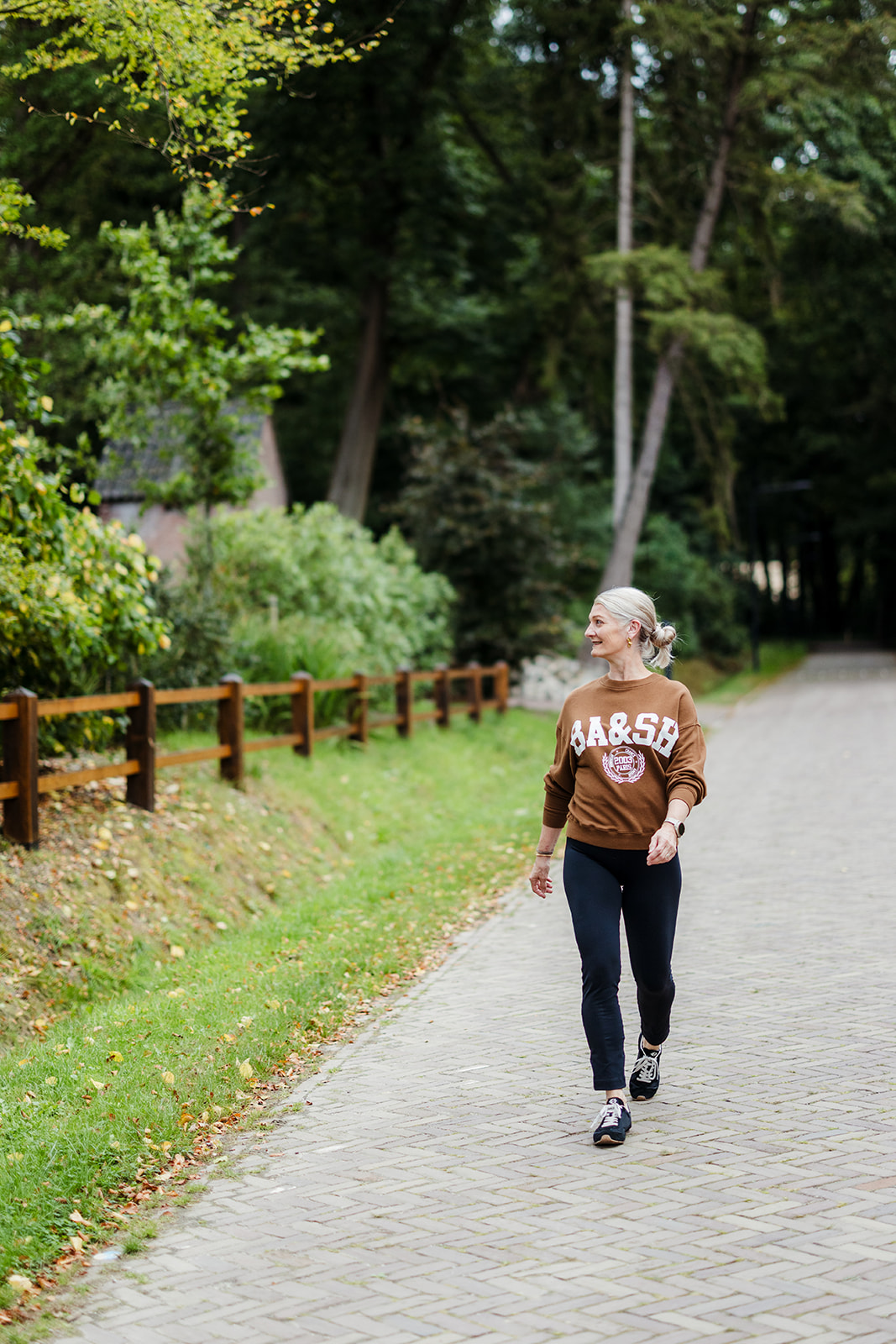 Anita wandelend in de natuur